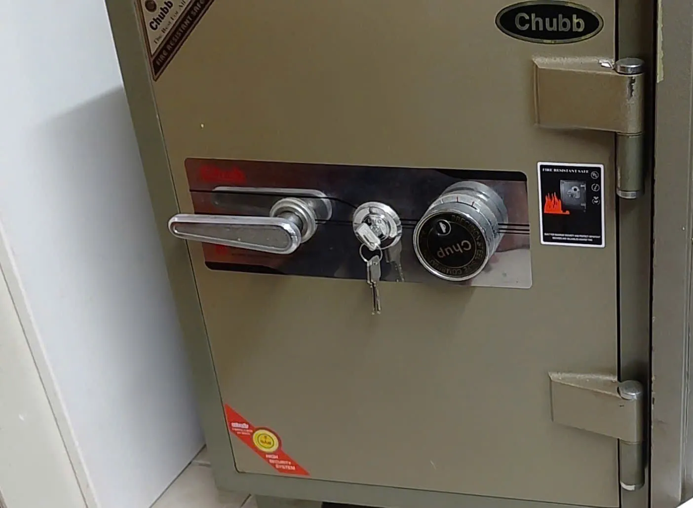 Chìa khóa cắm trong ổ két sắt Chubb