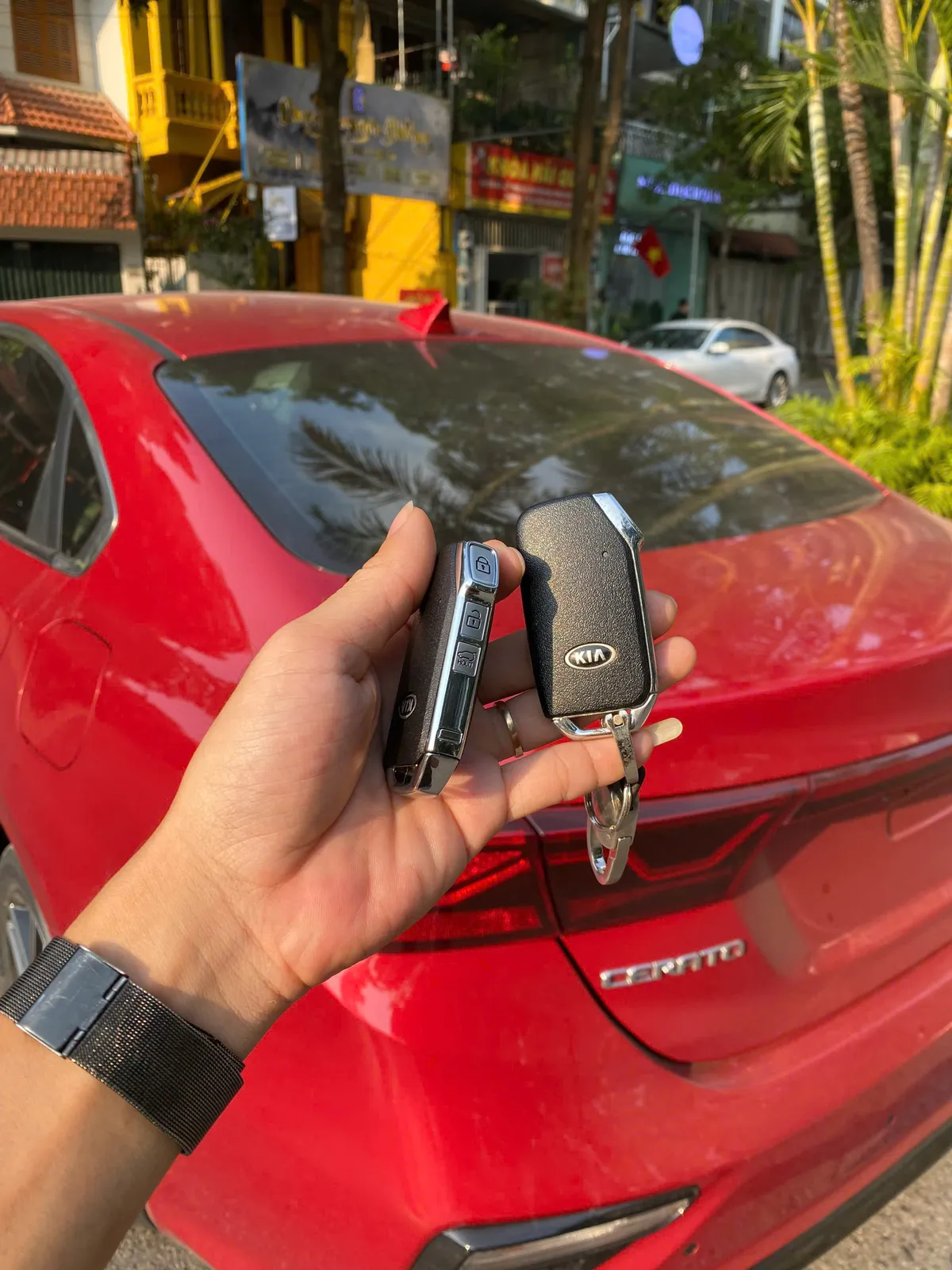 Thay vỏ chìa khóa Kia: chìa gập Kia cầm trước xe Kia Cerato màu đỏ