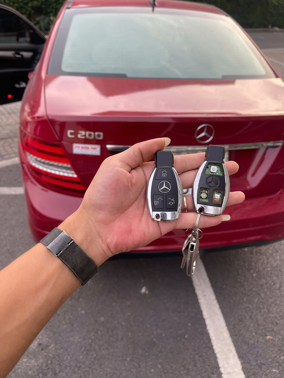 Hai chìa khóa Mercedes C200