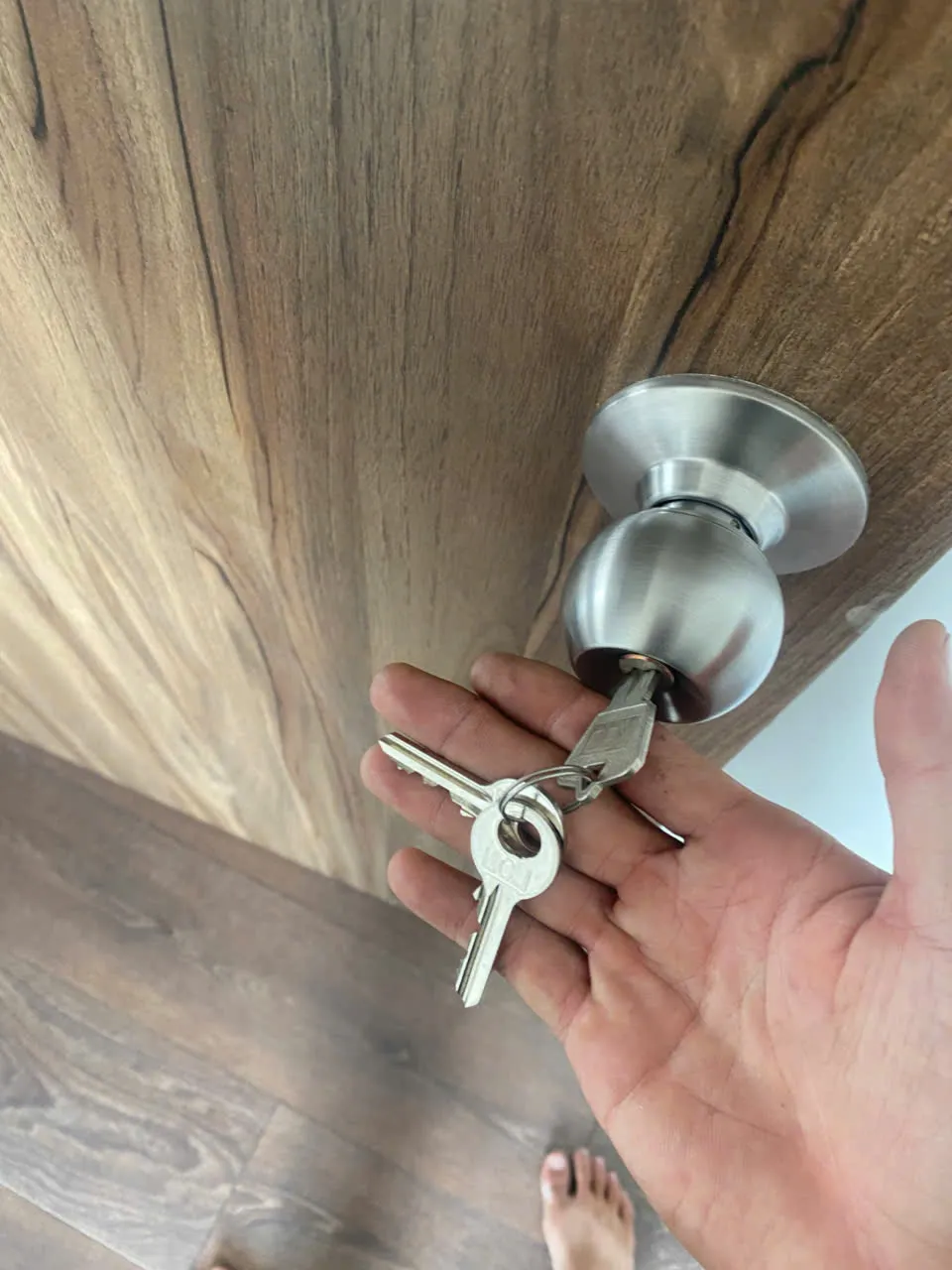 Chìa khóa mới bên ổ khóa tay nắm tròn inox