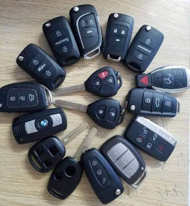 Chìa khóa ô tô nhiều hãng: chìa gập, chìa remote, smartkey