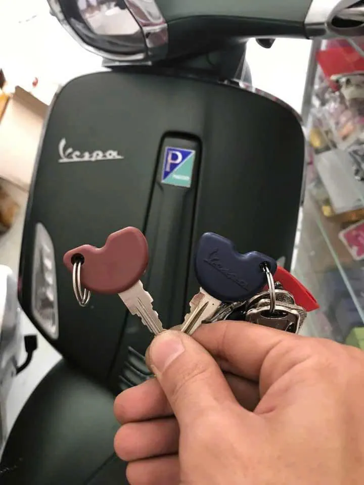 Chìa khóa xe Vespa trước đầu xe