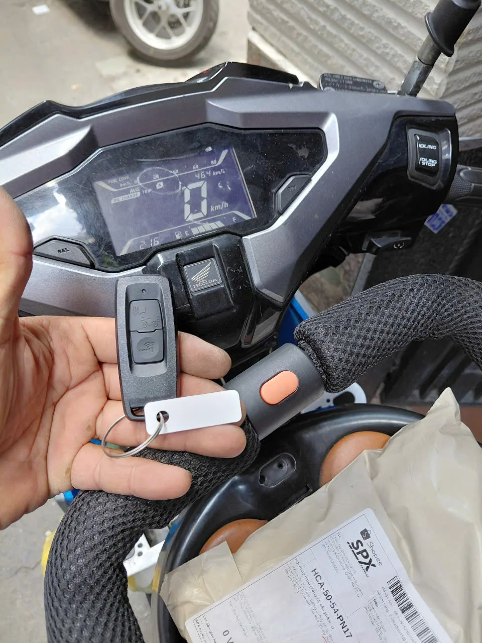 Chìa smartkey Honda trước đồng hồ xe