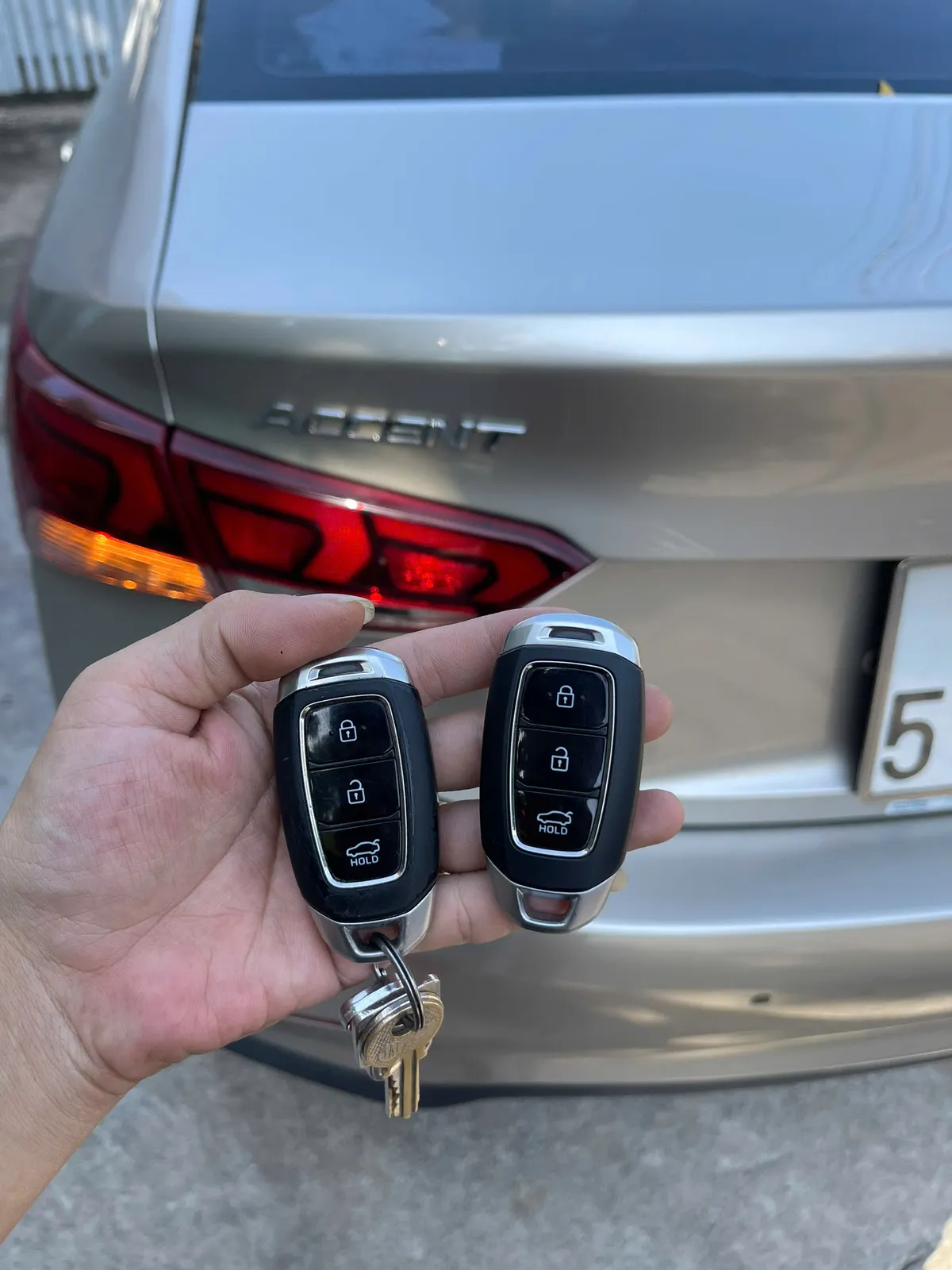 Hai chìa smartkey Hyundai Accent bên đuôi xe