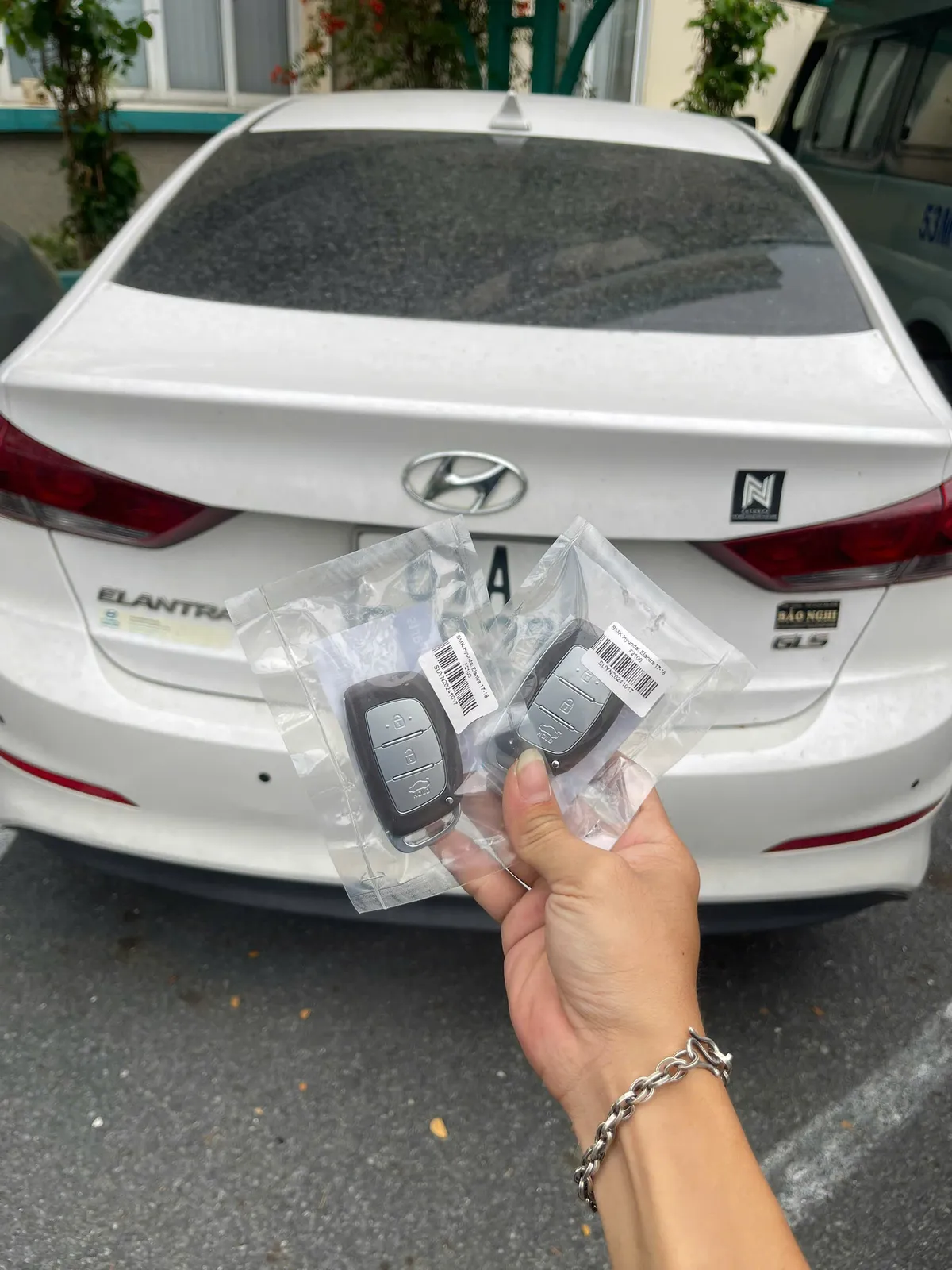 Chìa smartkey Hyundai Elantra mới làm, chụp ở đuôi xe
