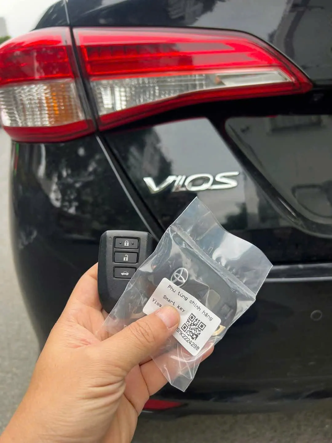 Chìa smartkey Toyota Vios mới làm, chụp ở đuôi xe