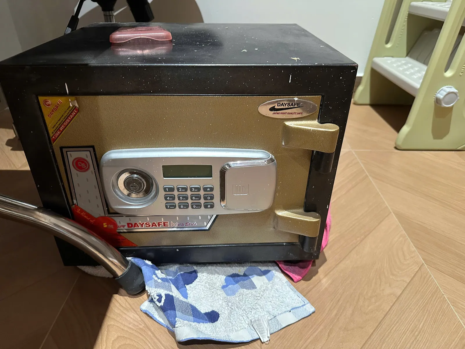 Két sắt điện tử Daysafe có ổ chìa cơ dự phòng