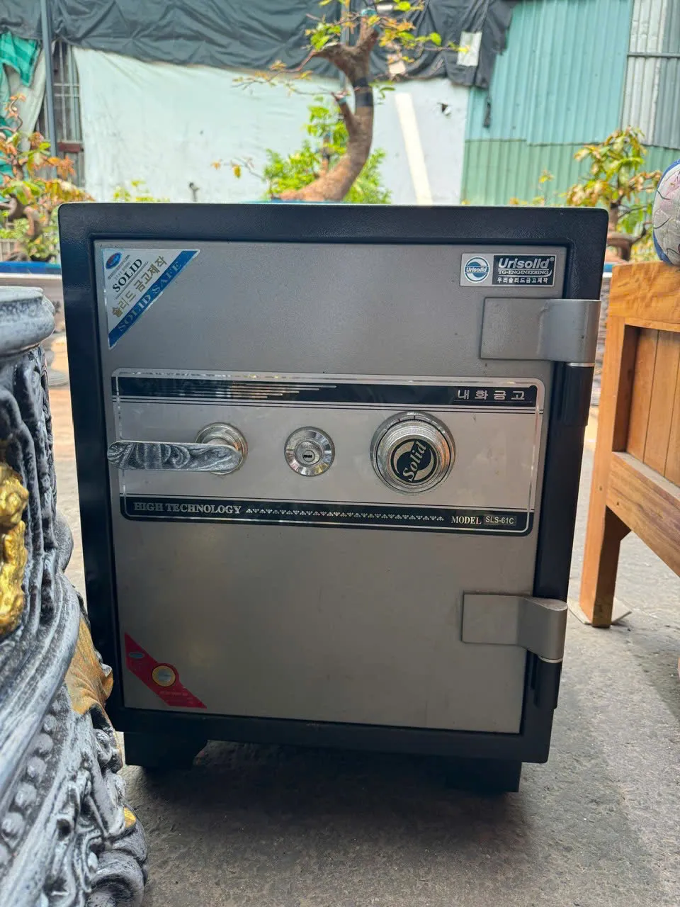 Két sắt khóa cơ có ổ chìa và núm số