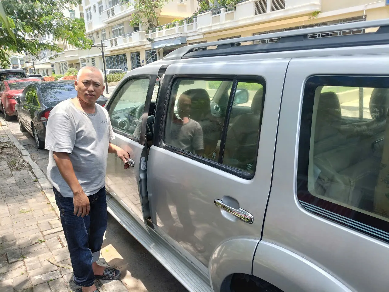 Khách đứng bên xe Ford Everest sau khi được mở khóa