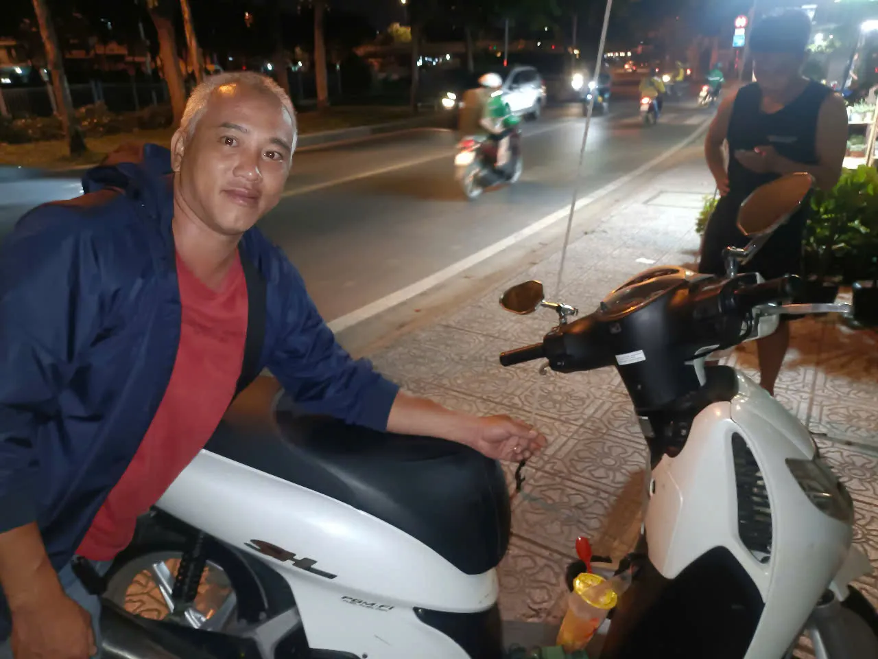 Khách bên xe SH màu trắng sau khi được làm chìa