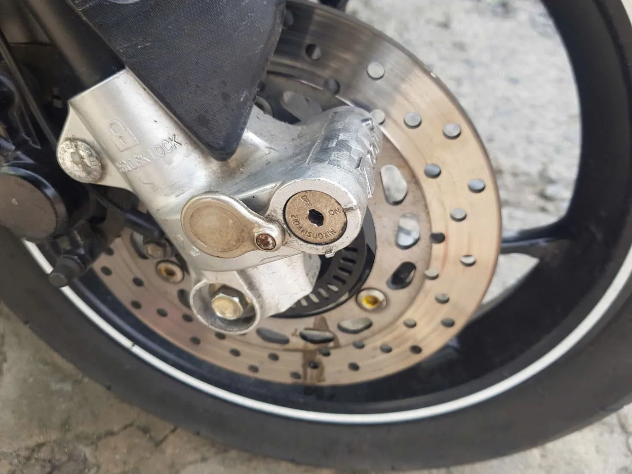 Khóa đĩa gắn cố định trên phuộc trước xe máy