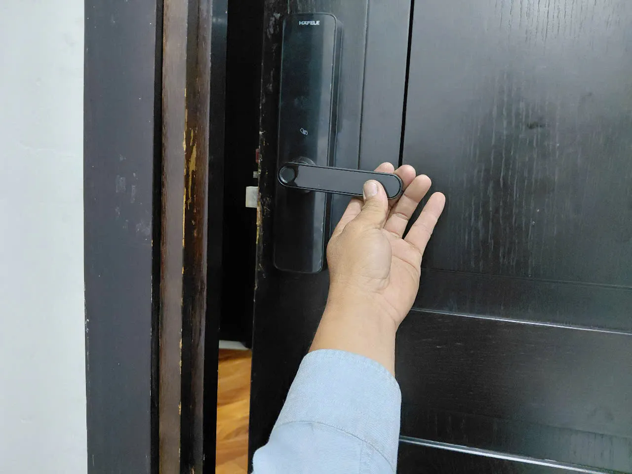 Khóa điện tử Hafele trên cửa gỗ