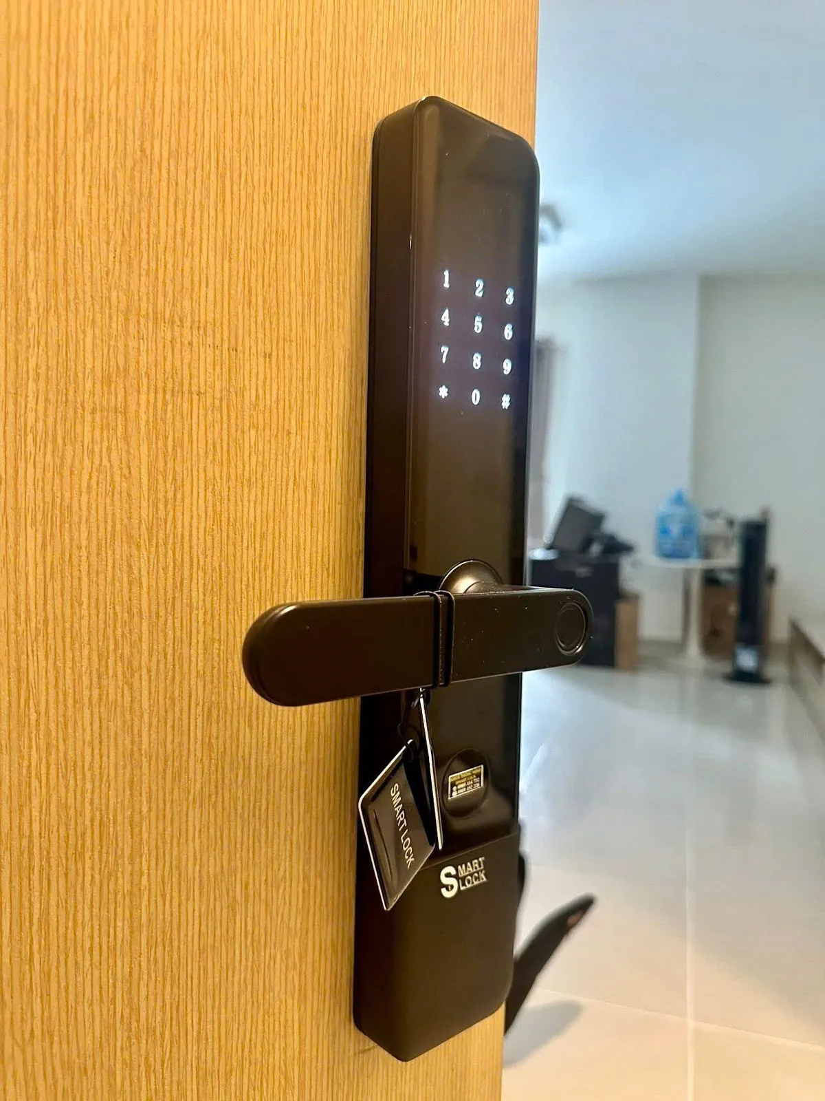 Khóa vân tay mới lắp trên cửa gỗ căn hộ