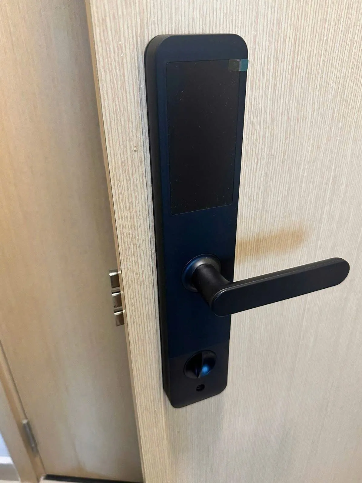 Khóa vân tay màu đen trên cửa gỗ