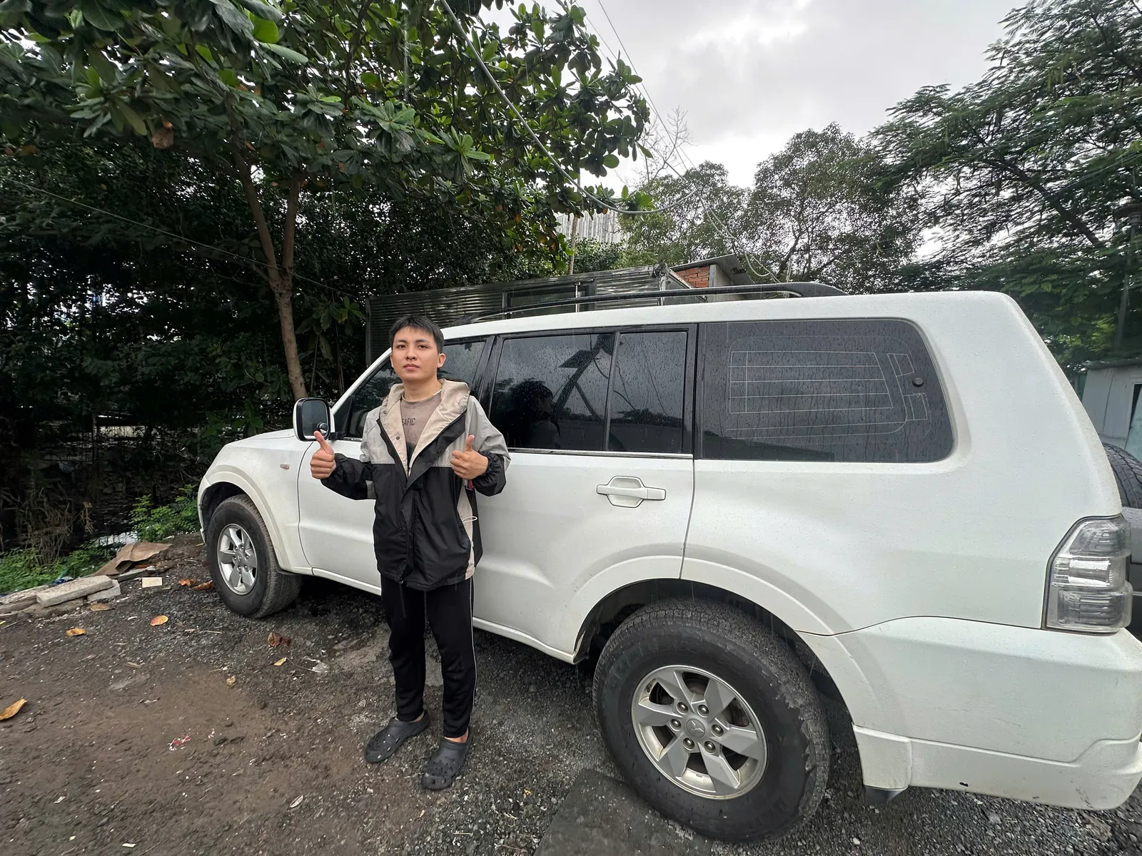 Xe Mitsubishi Pajero màu trắng đỗ ngoài trời