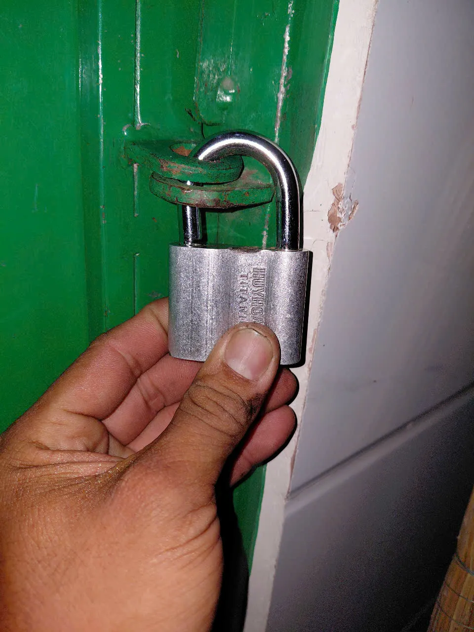 Ổ khóa móc trên cửa sắt