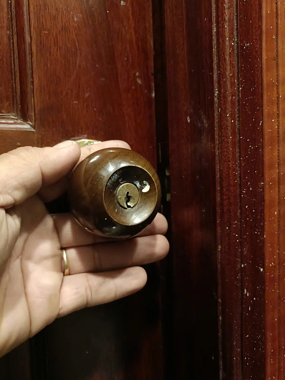 Ổ khóa tay nắm tròn màu đồng