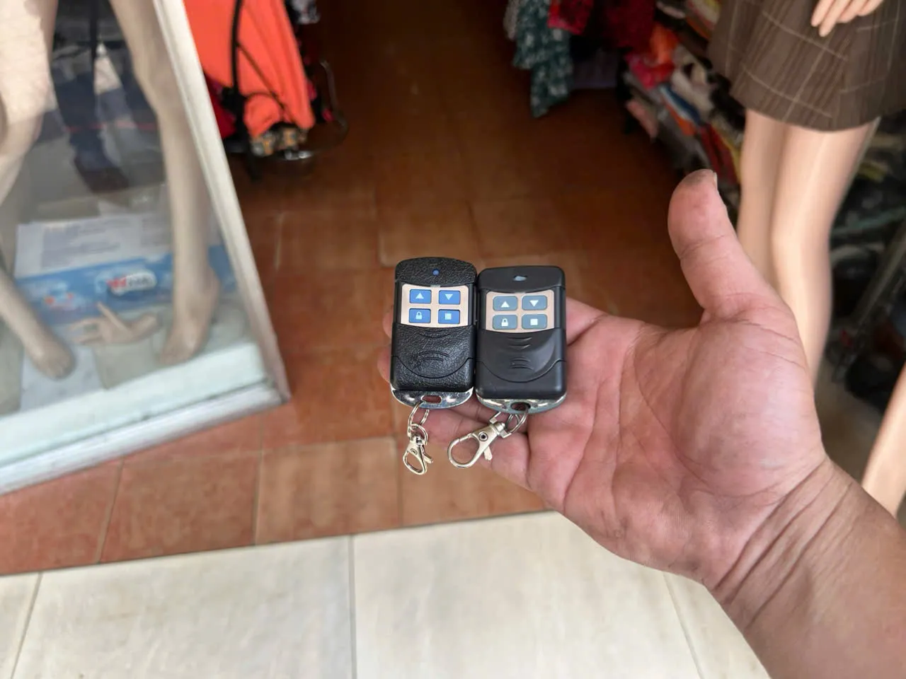 Hai remote cửa cuốn vừa sao chép