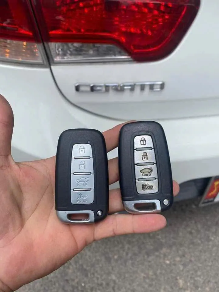 Mở khóa ô tô bằng điện thoại không được: hai smartkey Kia trước xe Kia Cerato