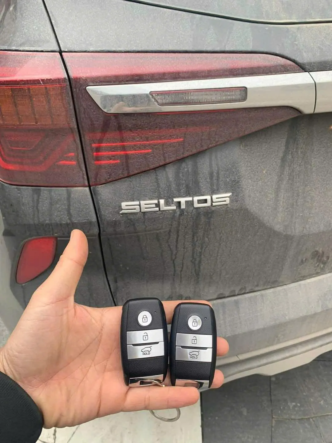 Chìa smartkey Kia cầm trước đuôi xe Kia Seltos