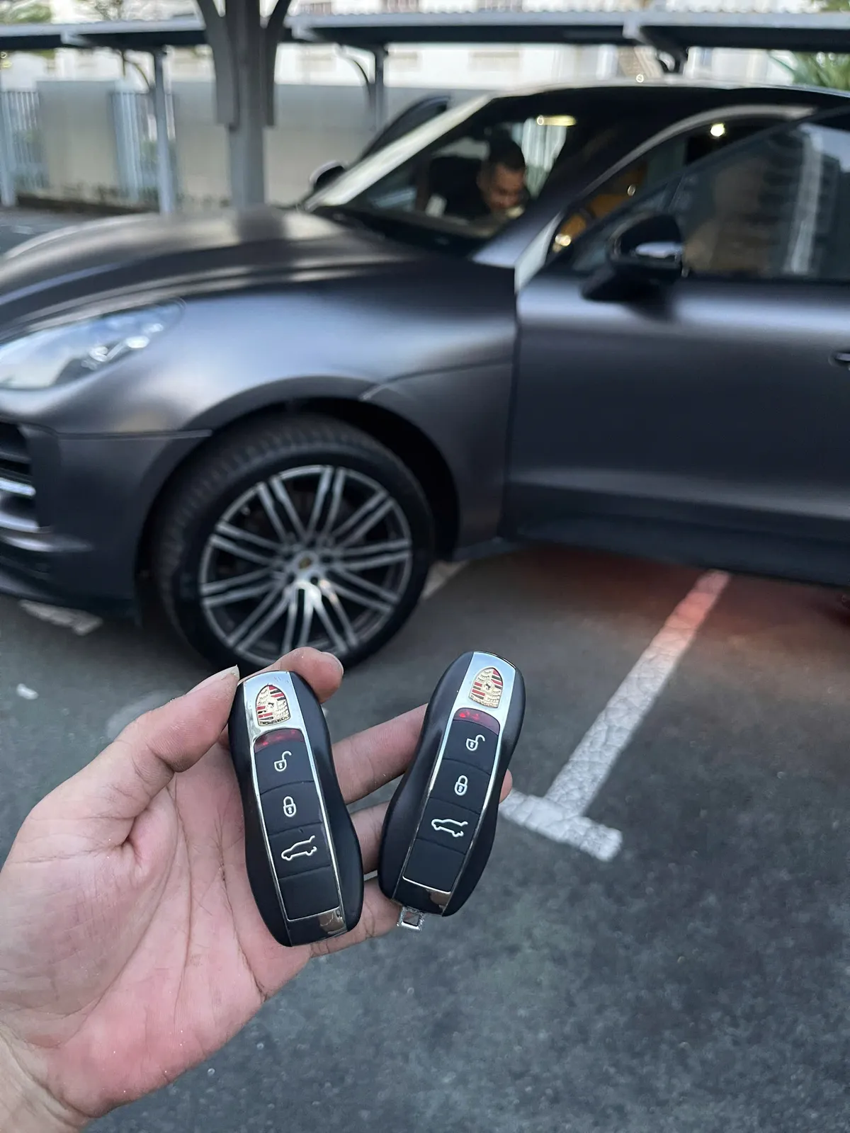 Xe Porsche Macan ở bãi đỗ, hai chìa smartkey