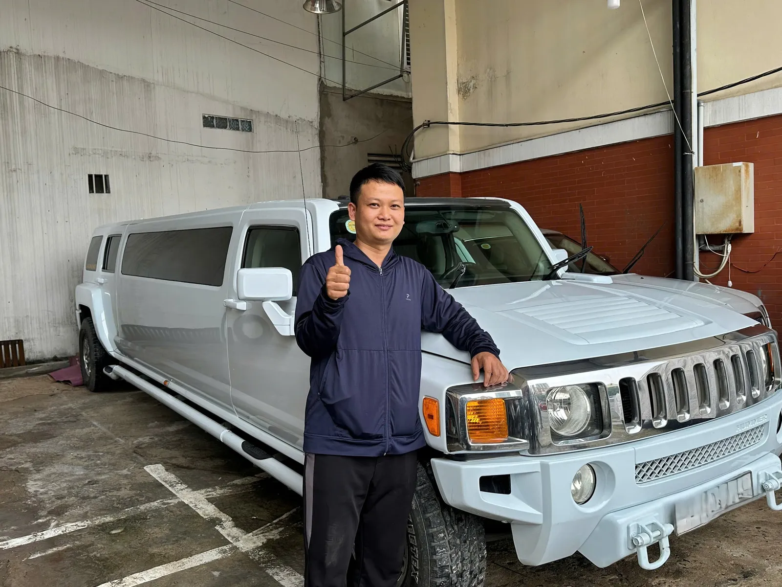Xe Hummer limousine màu trắng đỗ trong nhà xe