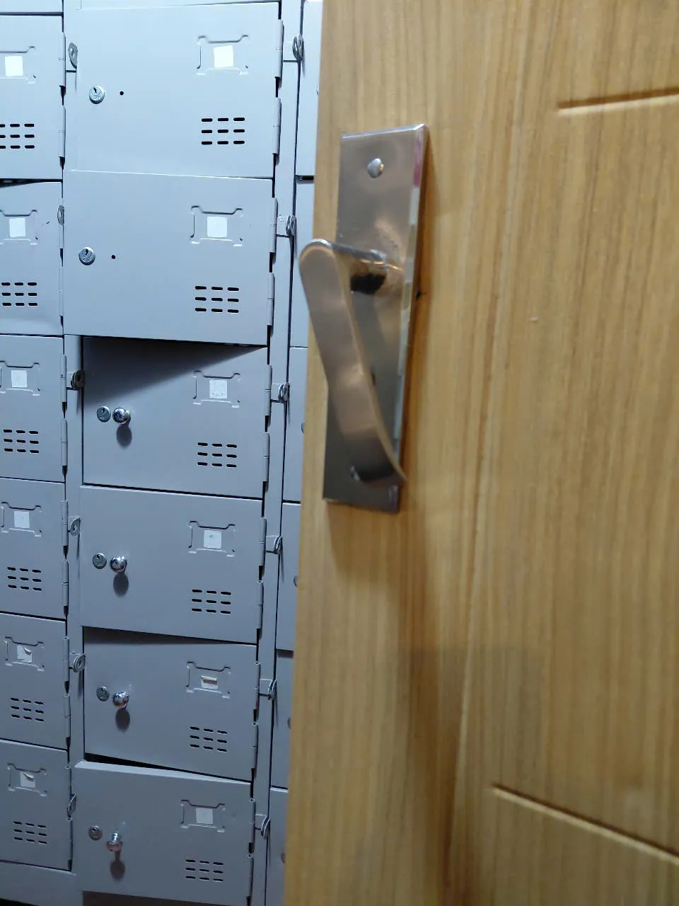 Tay gạt khóa trên cửa gỗ