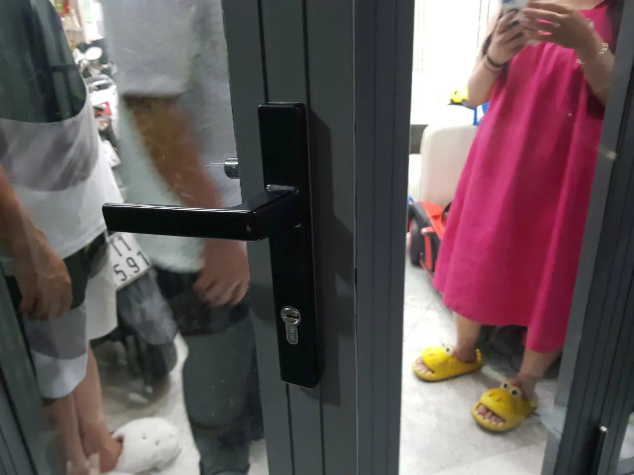 Tay gạt và ruột khóa cửa nhôm màu đen