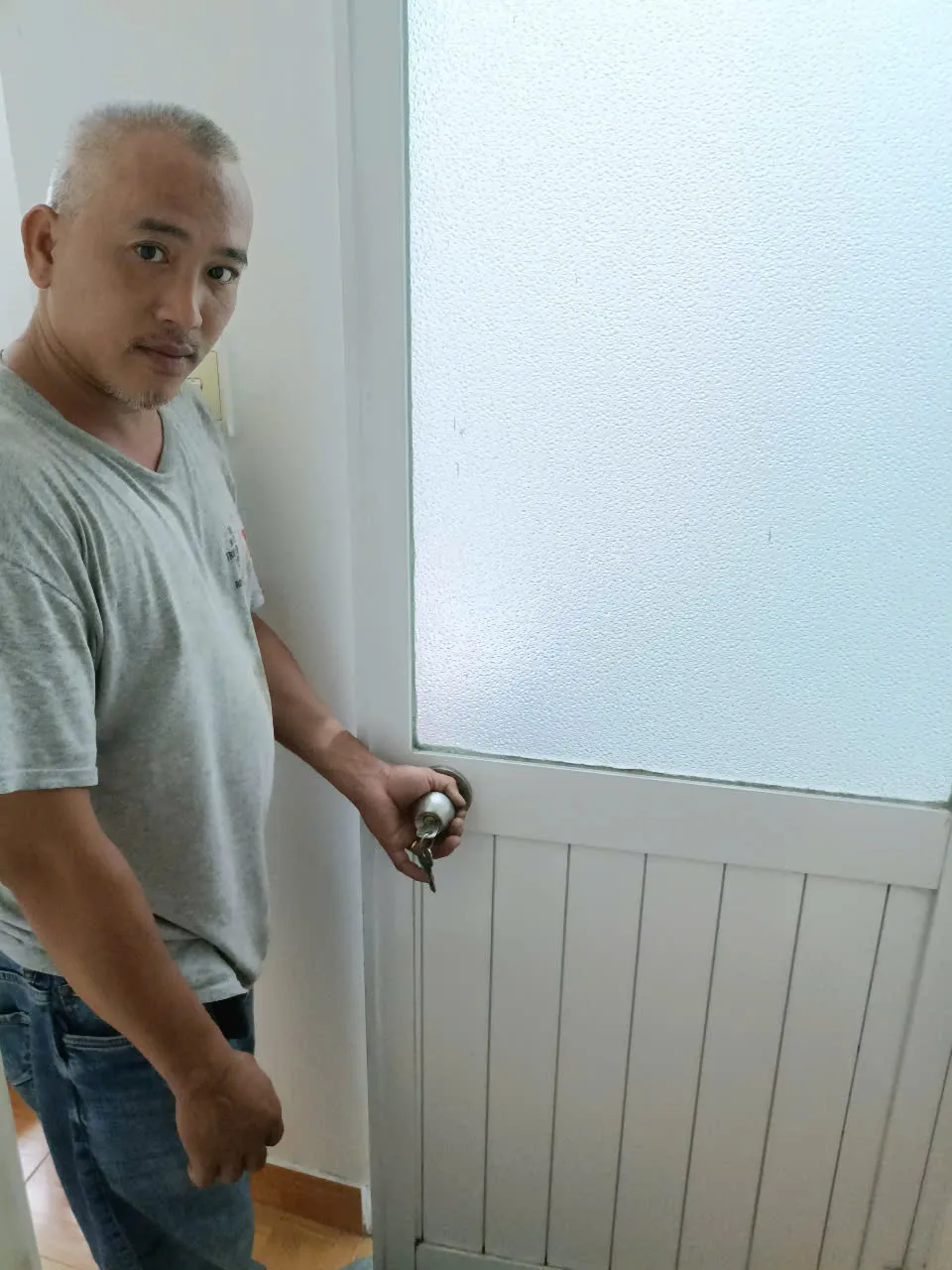 Thợ thay khóa tay nắm tròn cửa nhà tắm