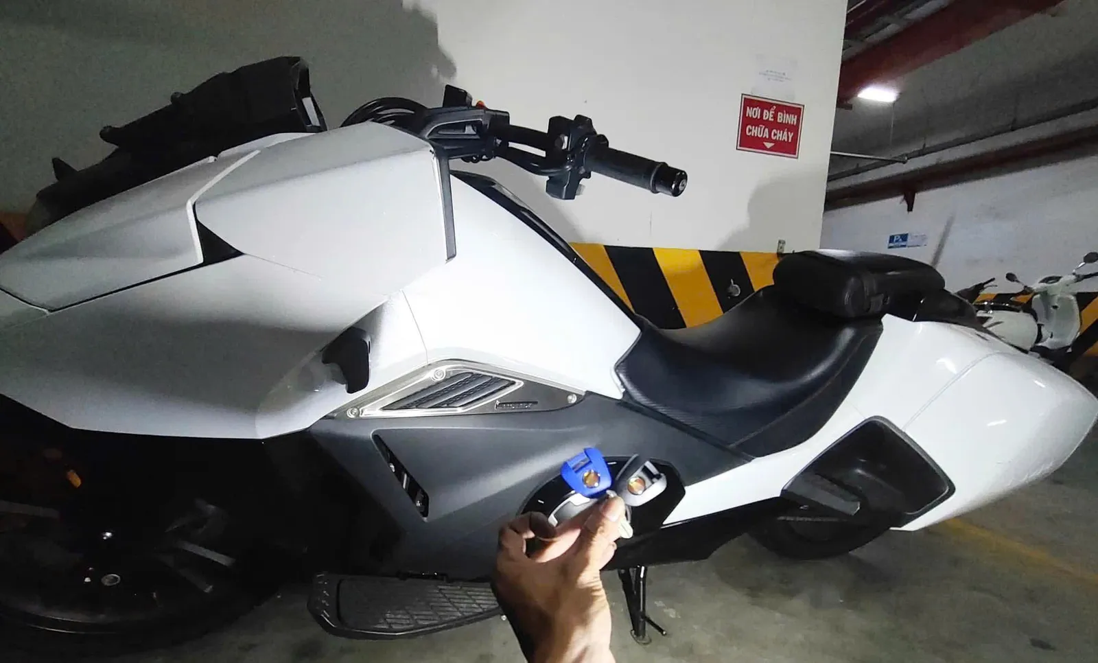 Thay ổ khóa xe tay ga trong hầm chung cư