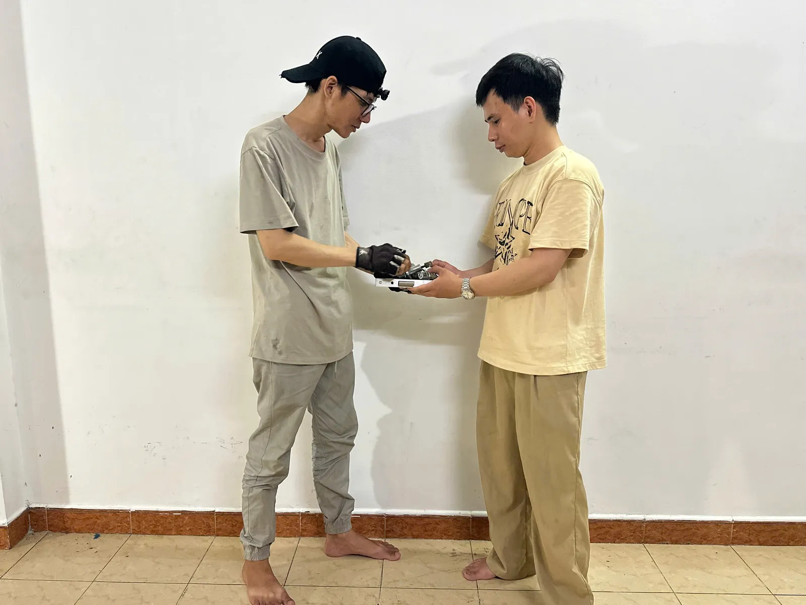 Thợ bàn giao bộ khóa thân lưỡi gà kèm ruột khóa cho khách
