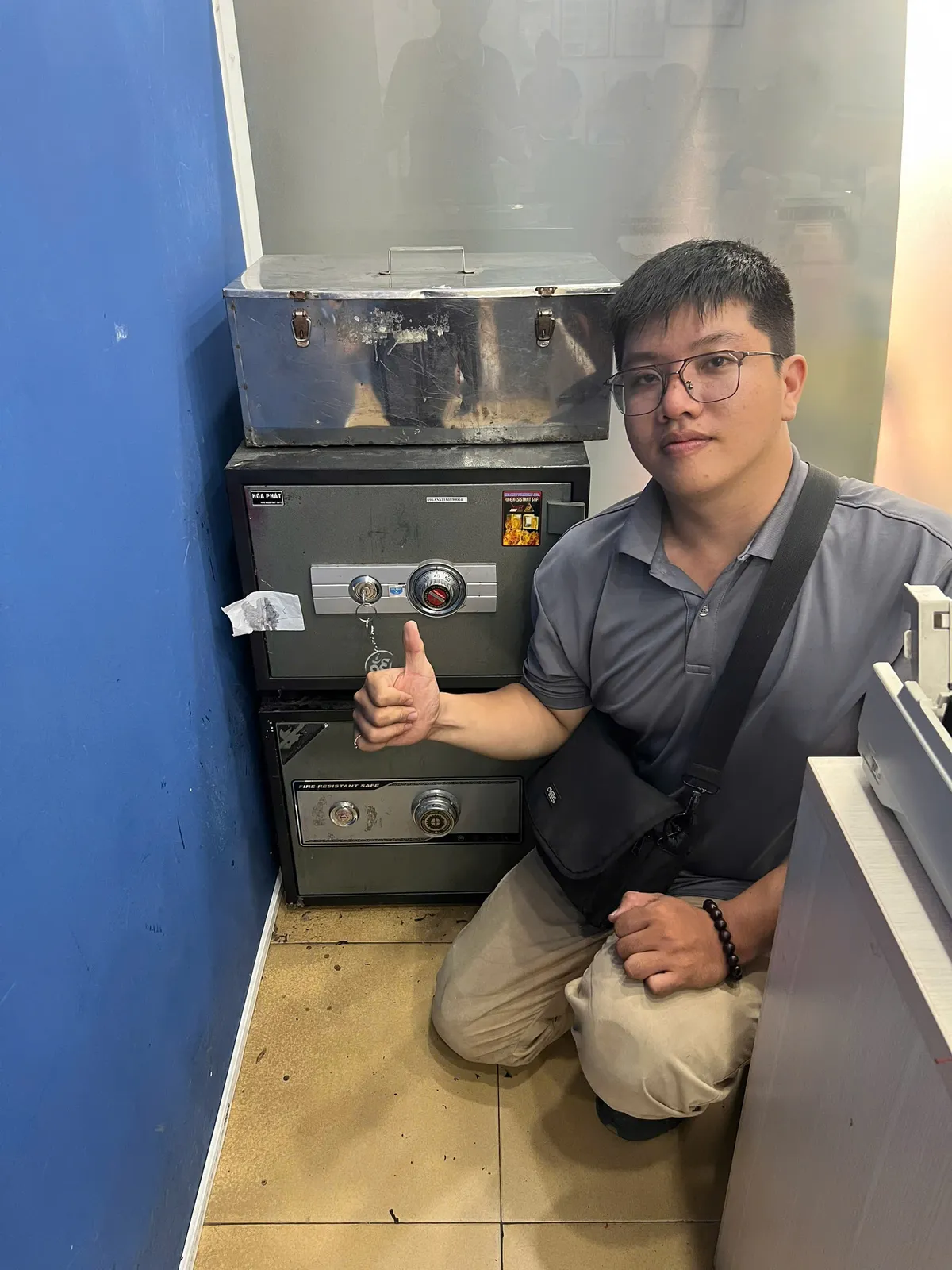 Thợ bên chồng két sắt cũ khóa cơ