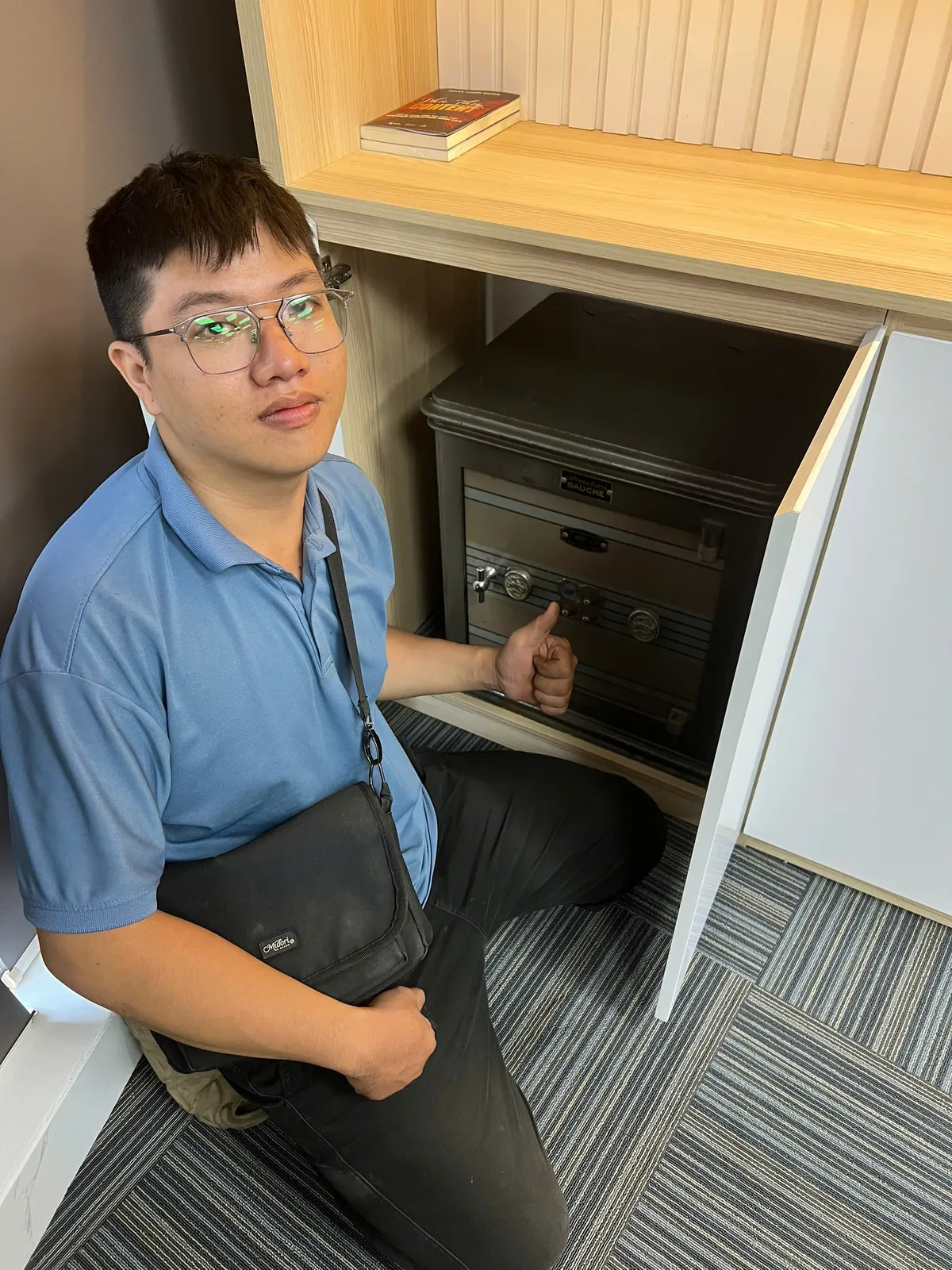 Thợ bên két sắt đặt âm trong tủ gỗ