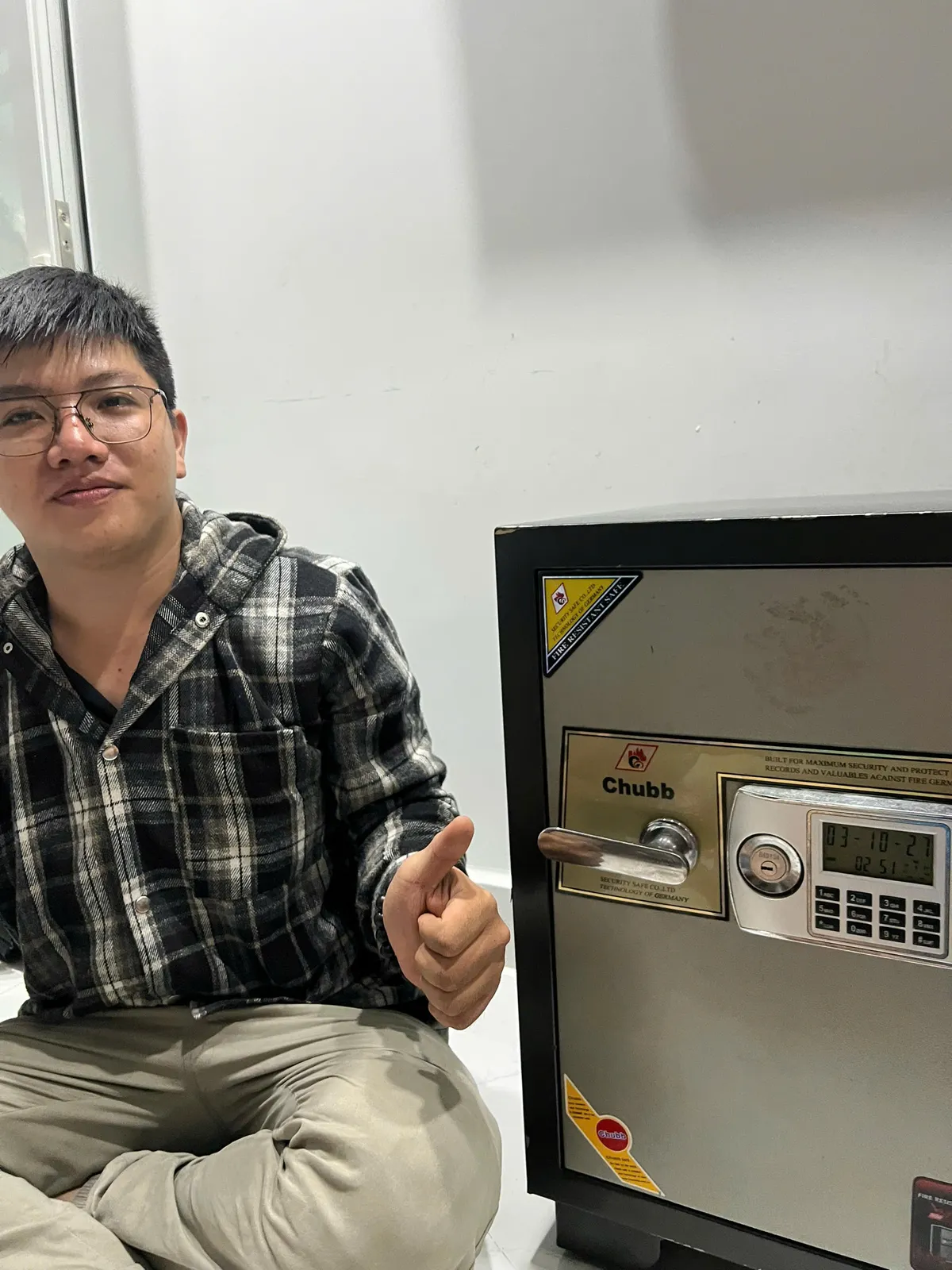 Thợ bên két sắt Chubb sau khi mở