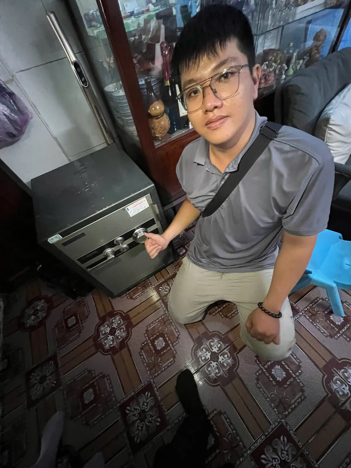 Thợ khóa Củ Chi ngồi bên két sắt khóa cơ cạnh tủ kính