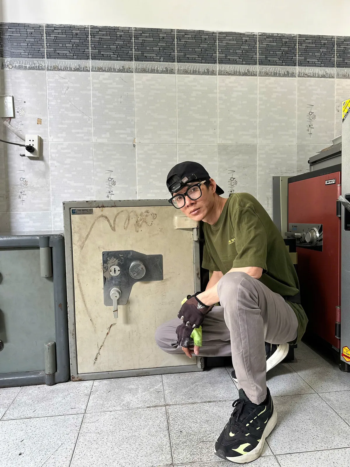 Thợ bên két sắt cũ khóa cơ cần làm lại chìa