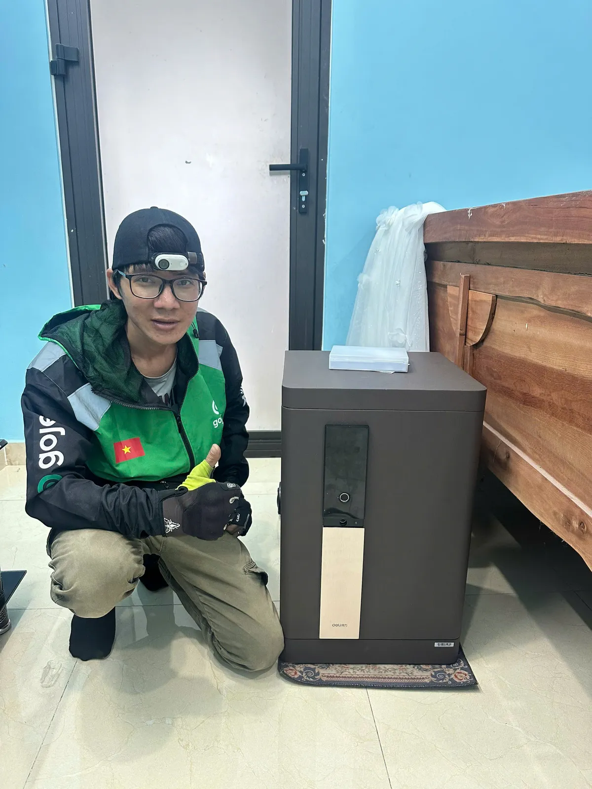 Thợ bên két sắt điện tử cao đặt cạnh giường