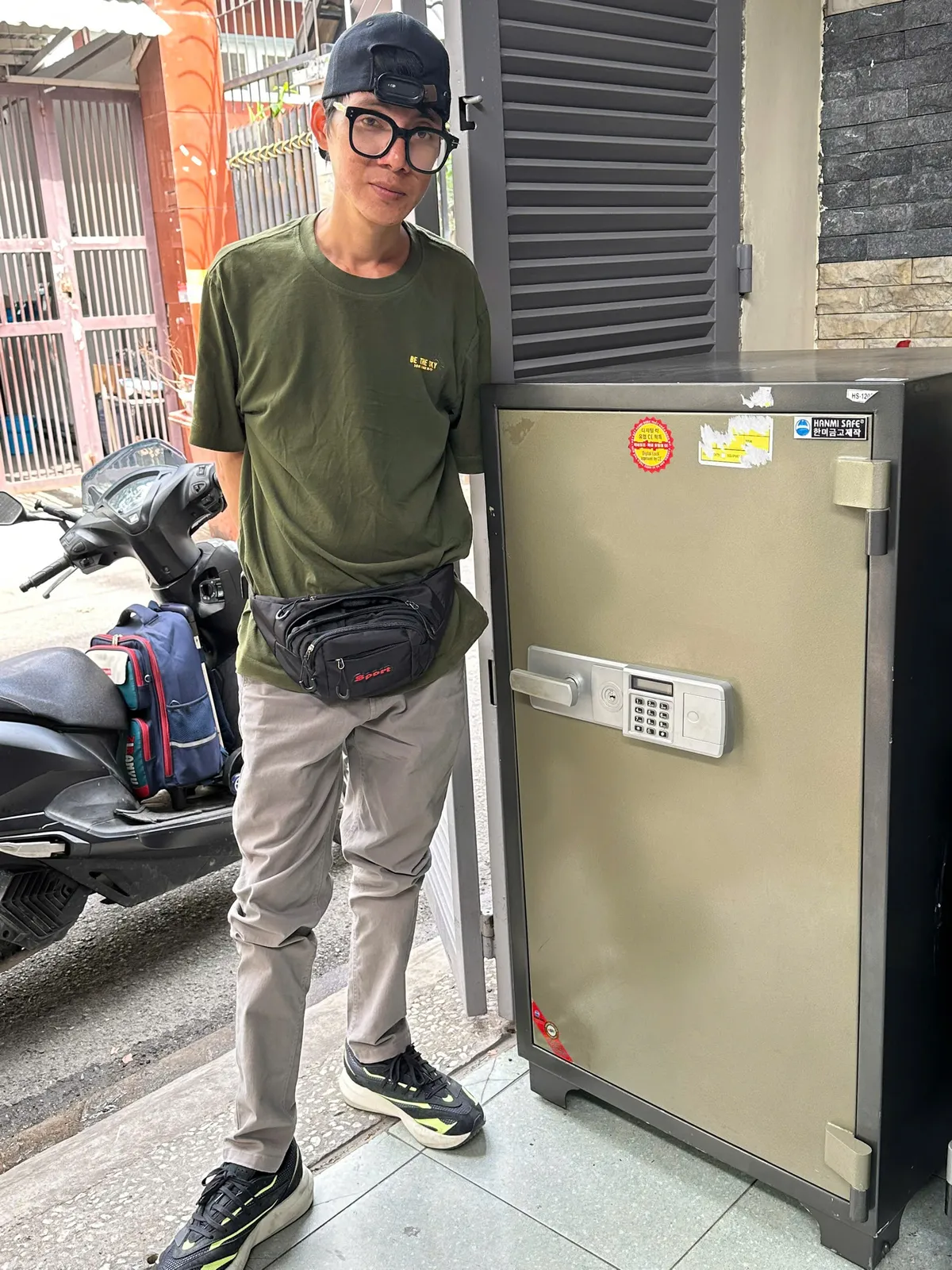 Thợ bên két sắt điện tử cỡ lớn sau khi sửa