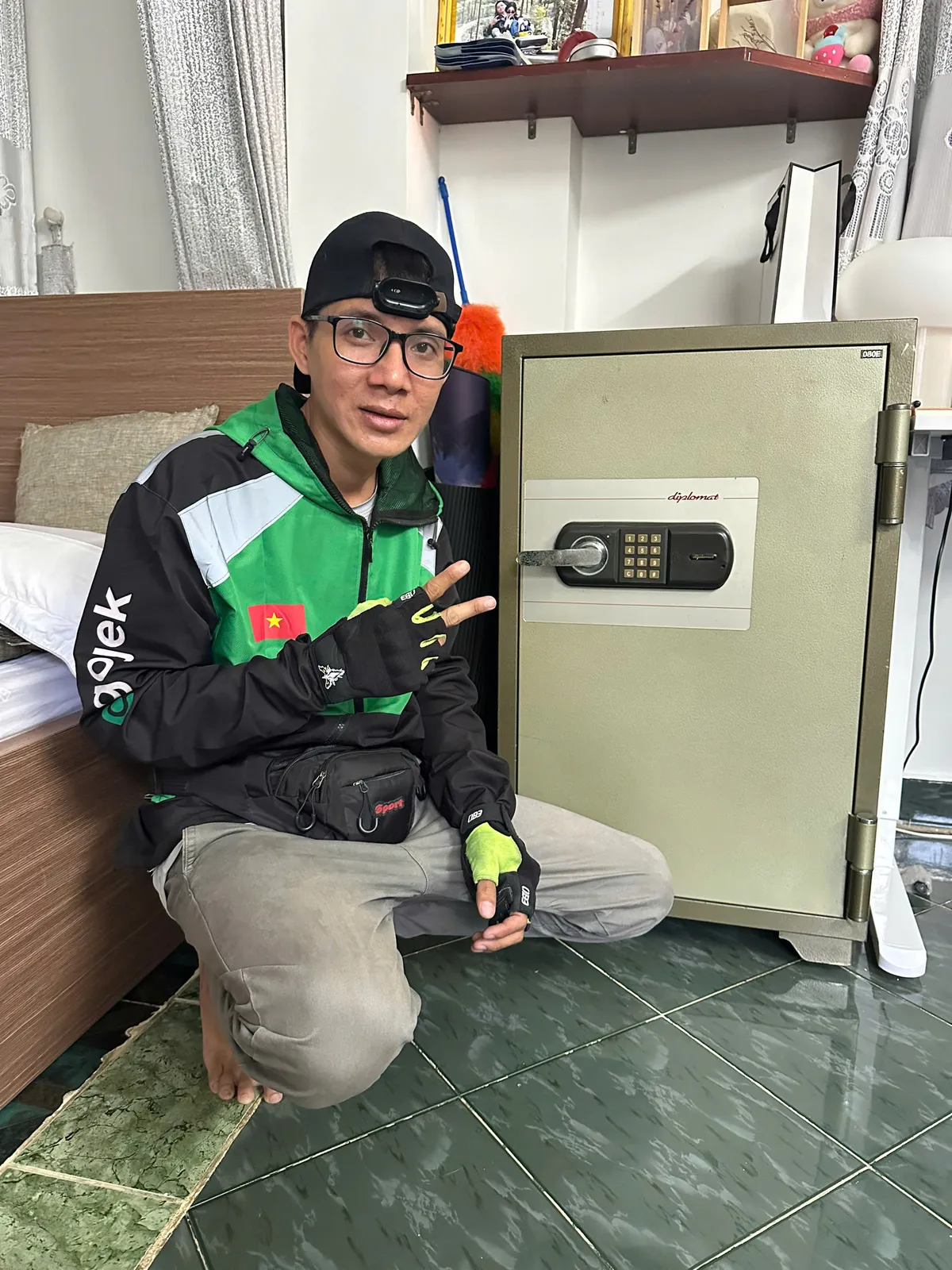 Thợ khóa Nhà Bè bên két sắt điện tử màu kem trong phòng