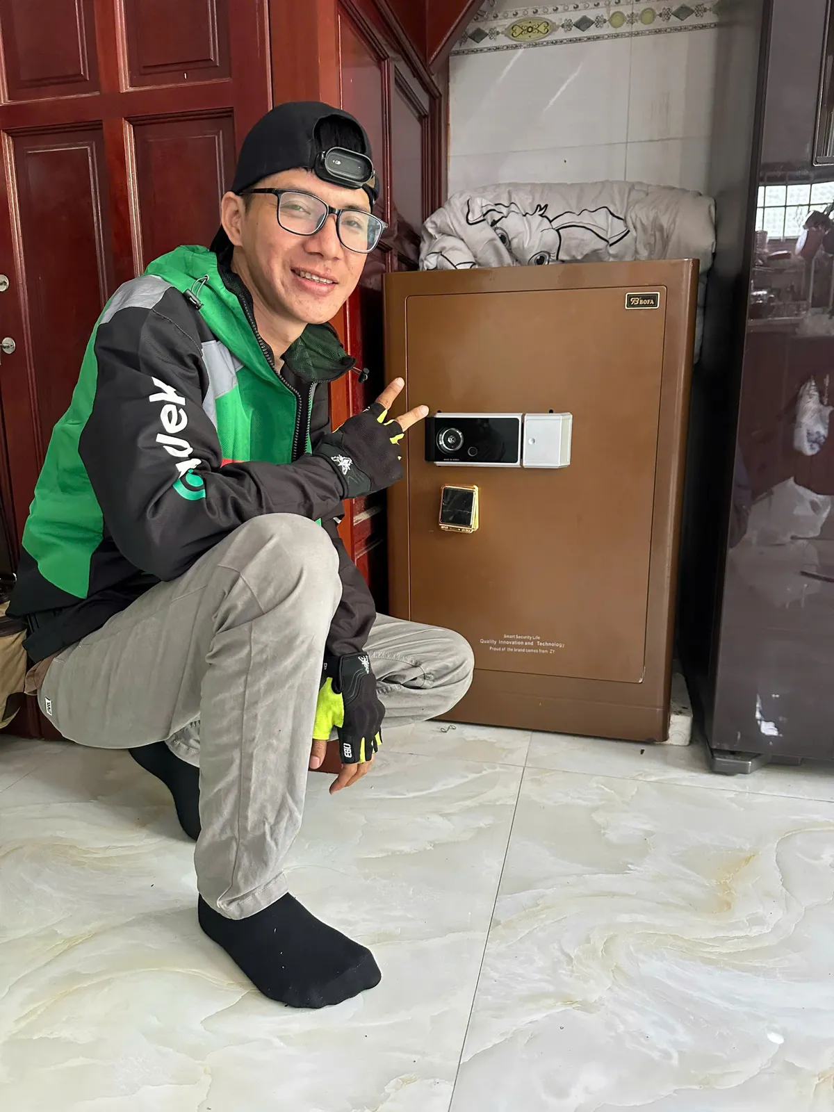 Thợ khóa Hóc Môn bên két sắt điện tử màu nâu