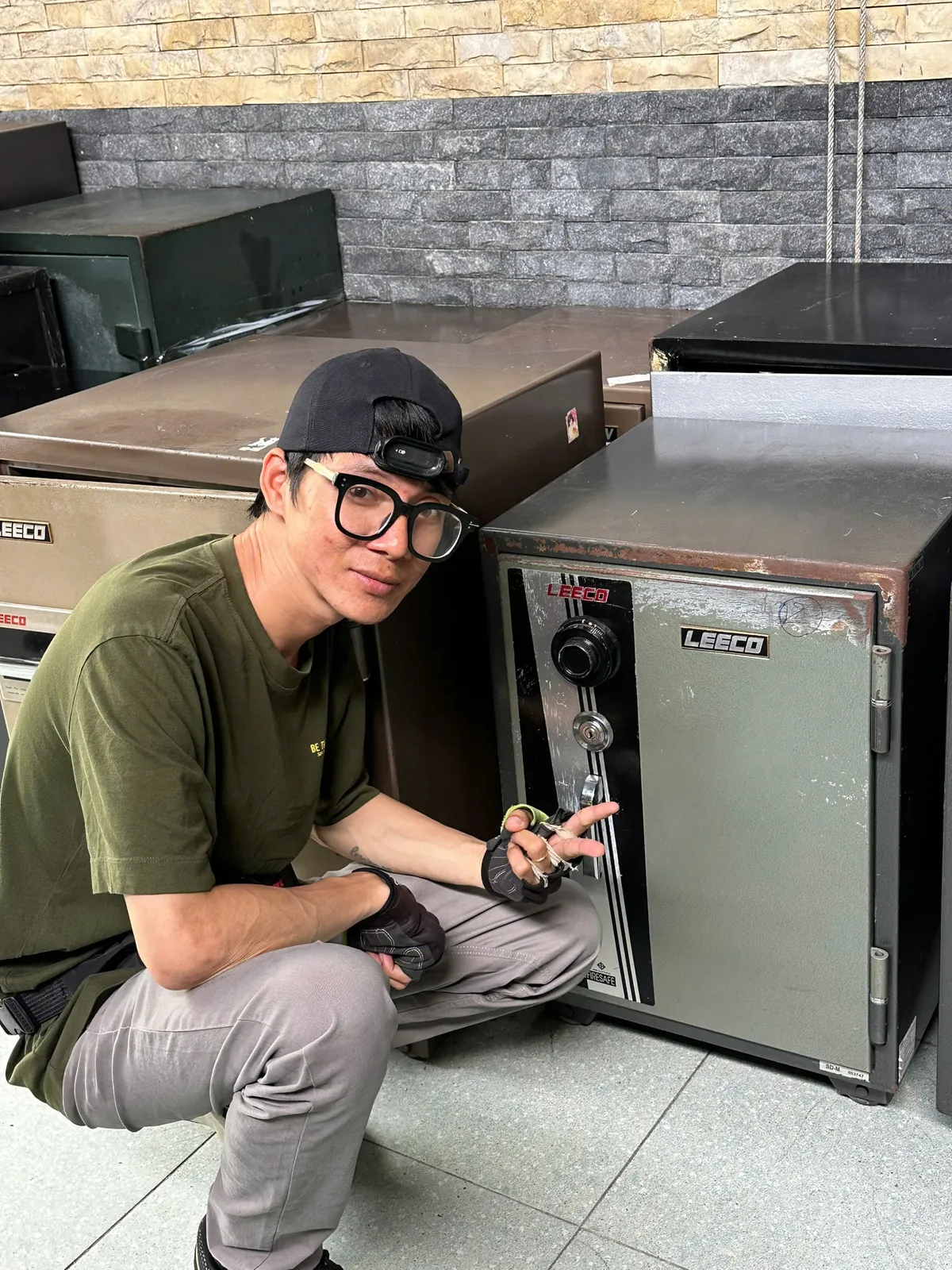 Thợ ngồi bên két sắt Leeco