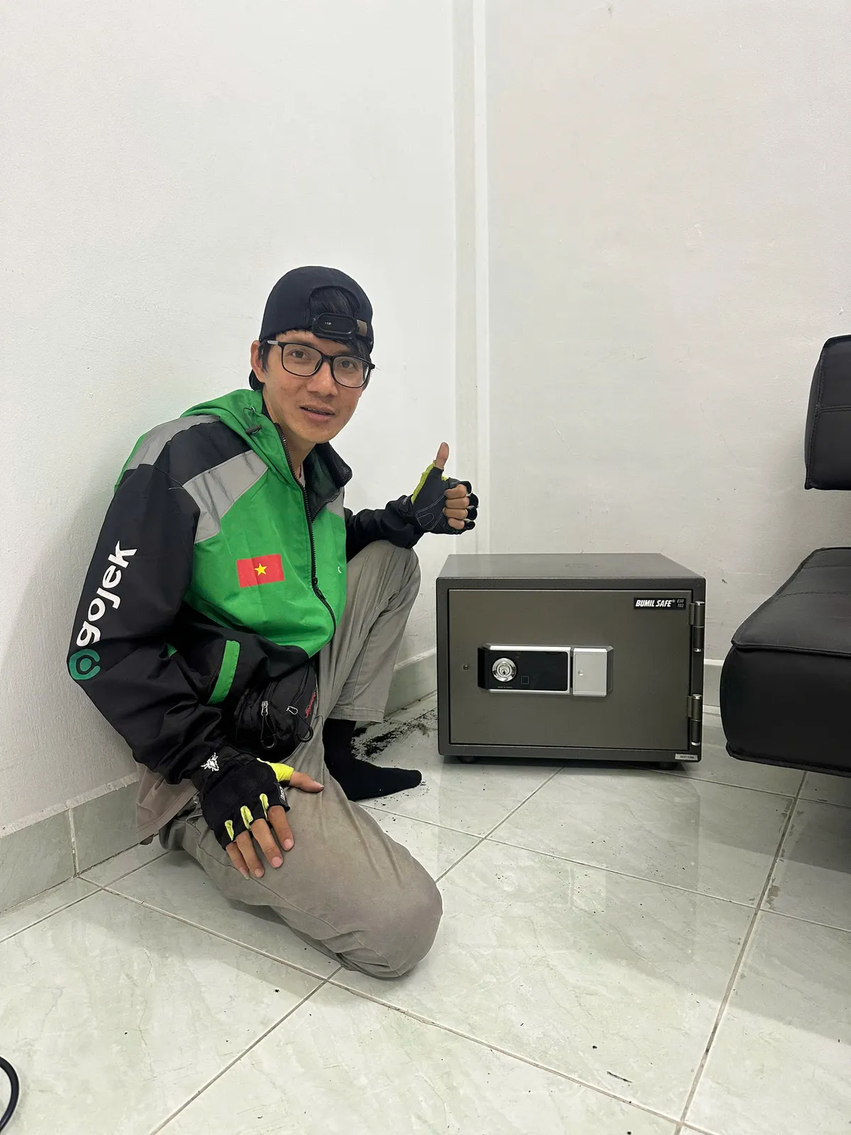 Thợ khóa Bình Chánh bên két sắt nhỏ khóa điện tử trong phòng