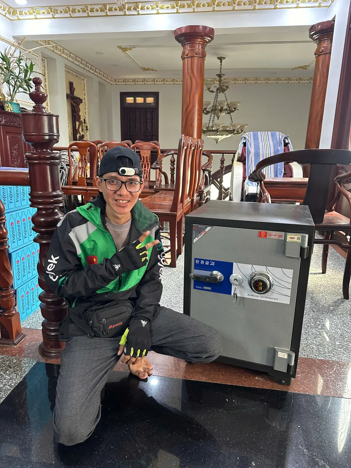 Thợ bên két sắt đặt trong phòng khách rộng