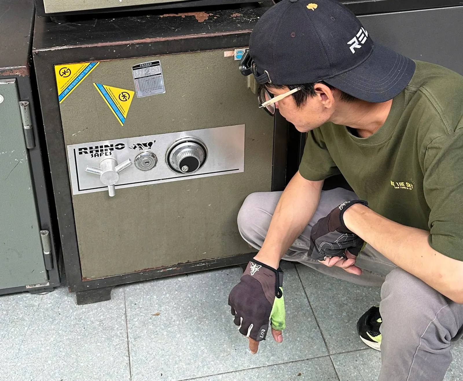 Thợ khóa Quận 4 ngồi bên két sắt Rhino khóa tay quay