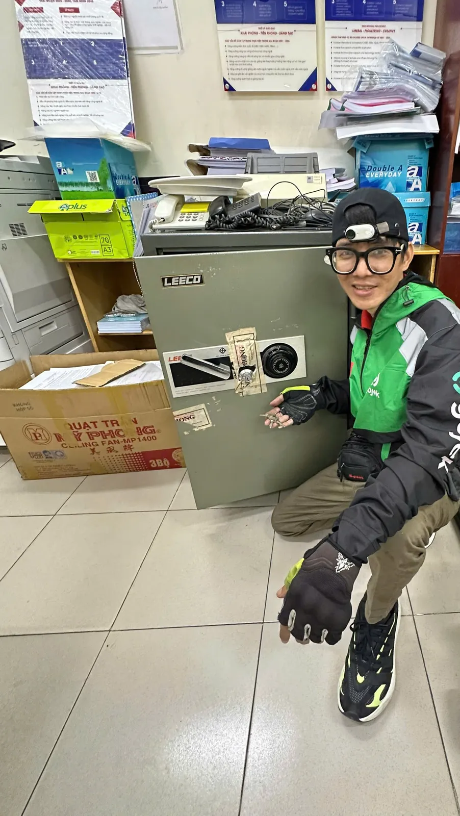 Thợ bên két sắt văn phòng sau khi mở