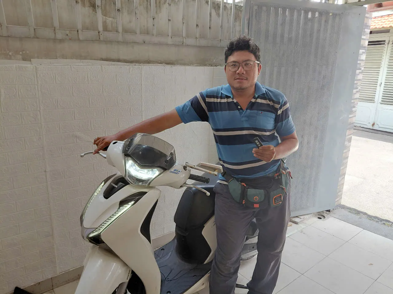 Thợ bên xe SH màu trắng
