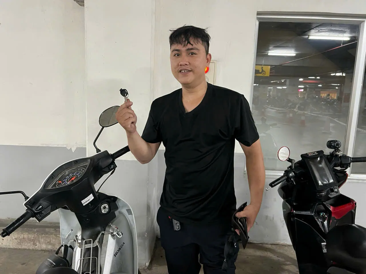 Thợ cầm chìa vừa làm bên xe tay ga trong hầm