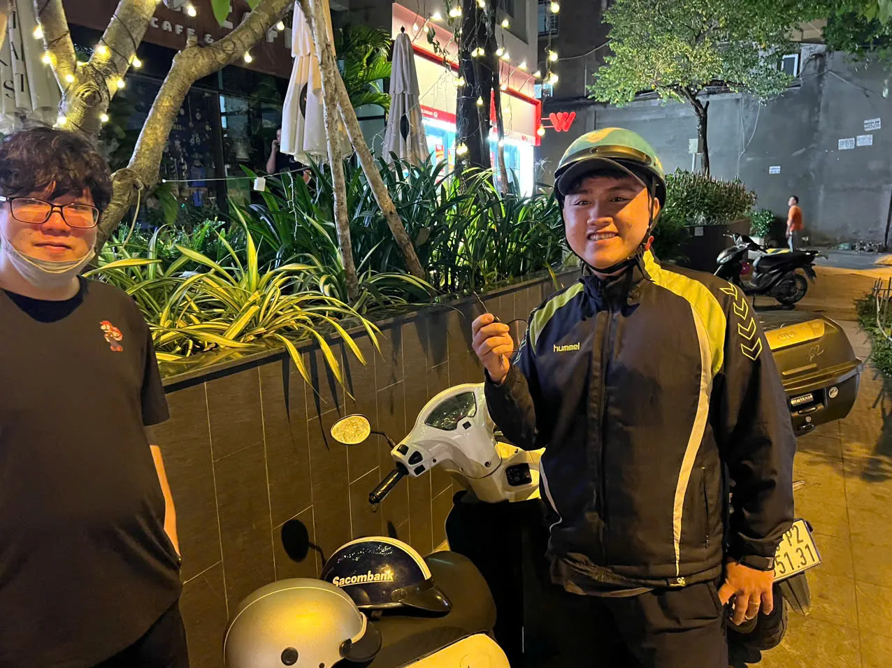 Thợ cầm chìa bên xe tay ga sau khi thay ổ khóa