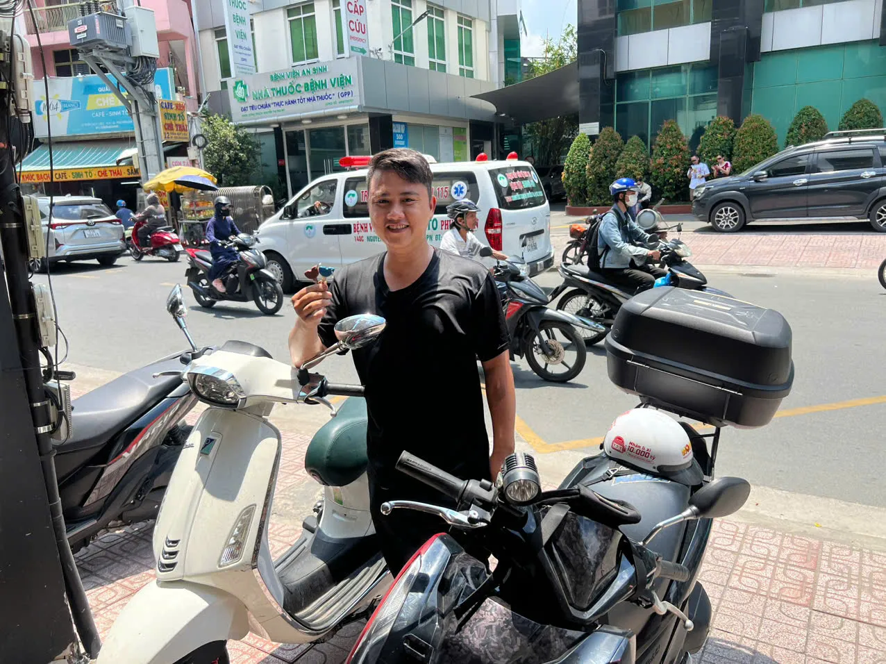 Thợ cầm chìa bên xe Vespa trên phố