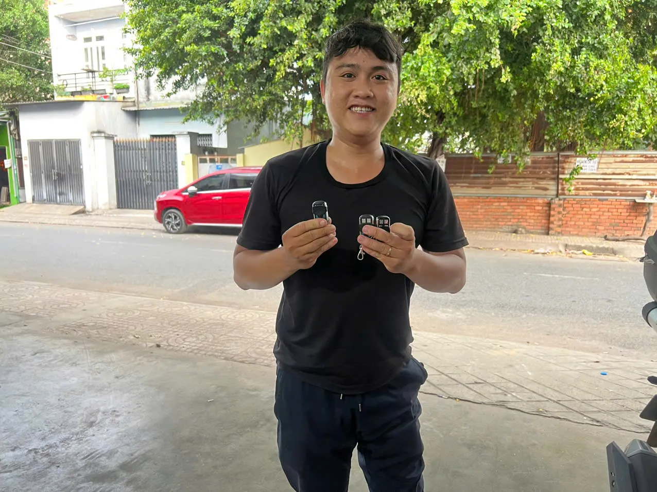 Thợ cầm hai chìa khóa ô tô vừa làm xong